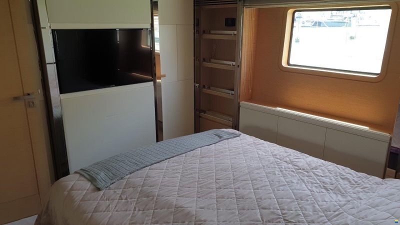 Benetti Delfino 93