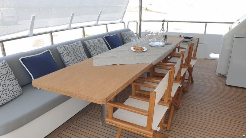 Benetti Delfino 93