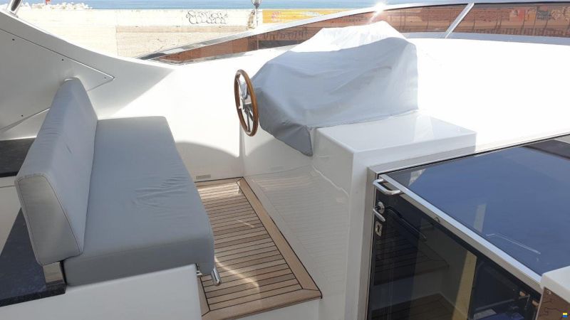 Benetti Delfino 93