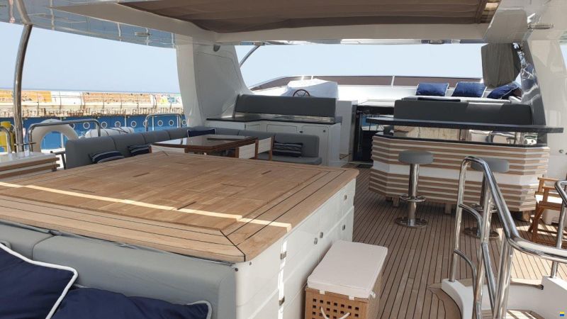 Benetti Delfino 93