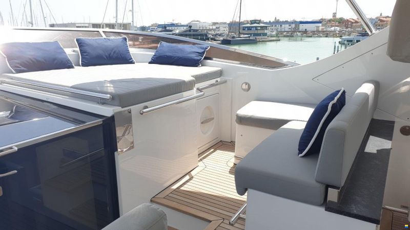 Benetti Delfino 93