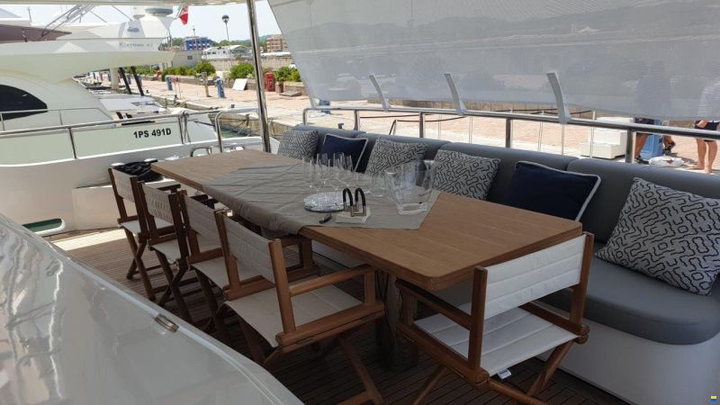 Benetti Delfino 93