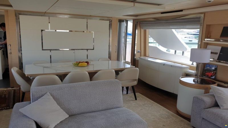 Benetti Delfino 93