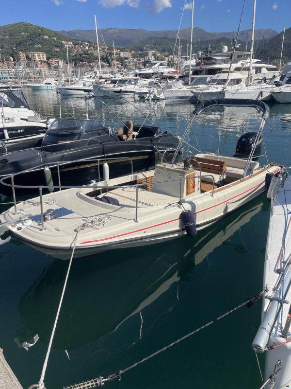 Boston Whaler Outrage 21