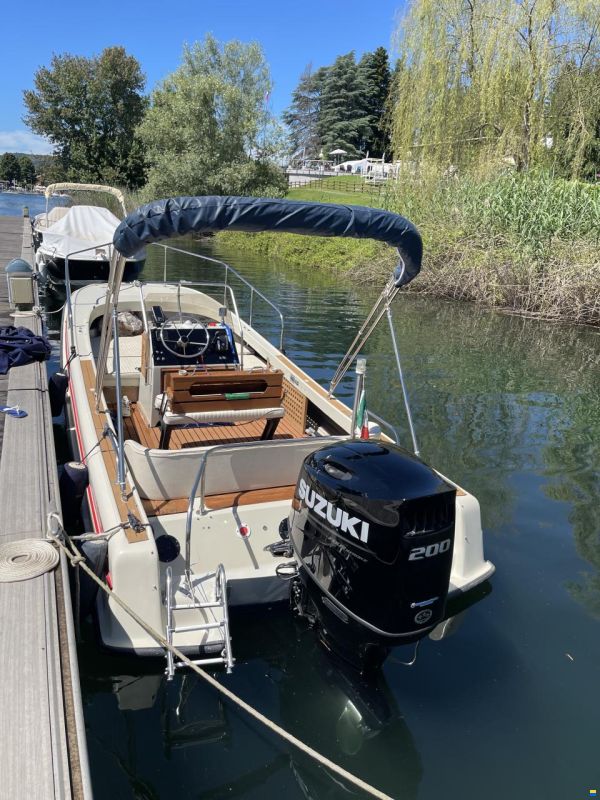 Boston Whaler Outrage 21