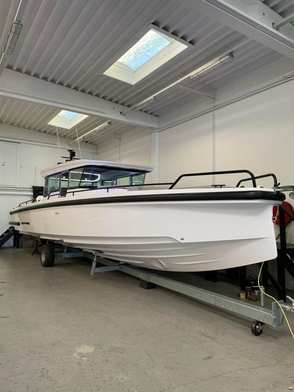 Axopar Yachts 37 XC Cross Cabin