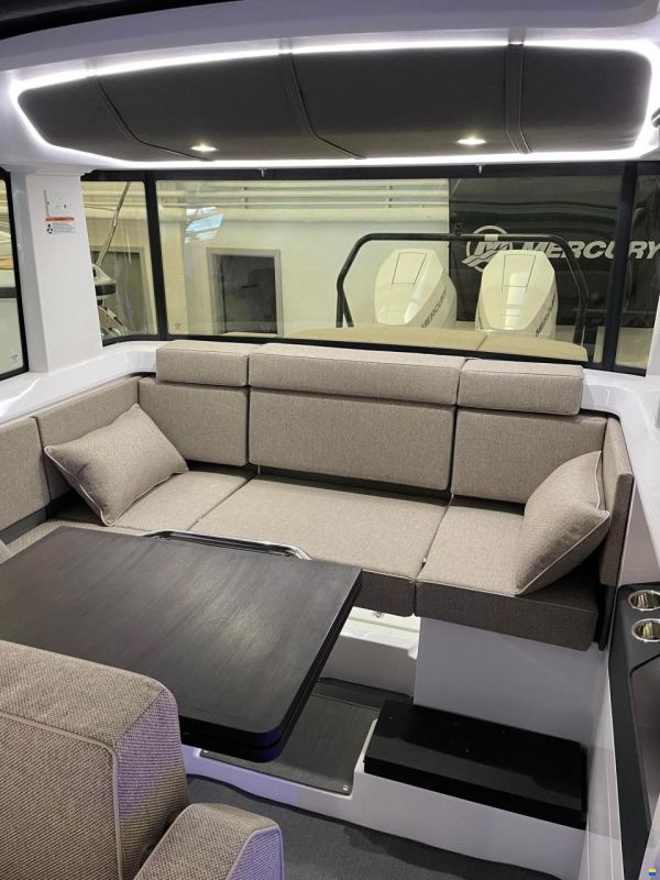 Axopar Yachts 37 XC Cross Cabin