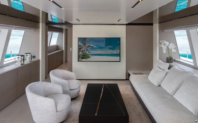 Ferretti Custom Line Navetta 33