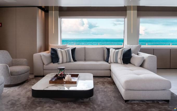 Ferretti Custom Line Navetta 33