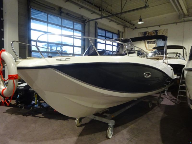 Quicksilver Activ 675 Sundeck