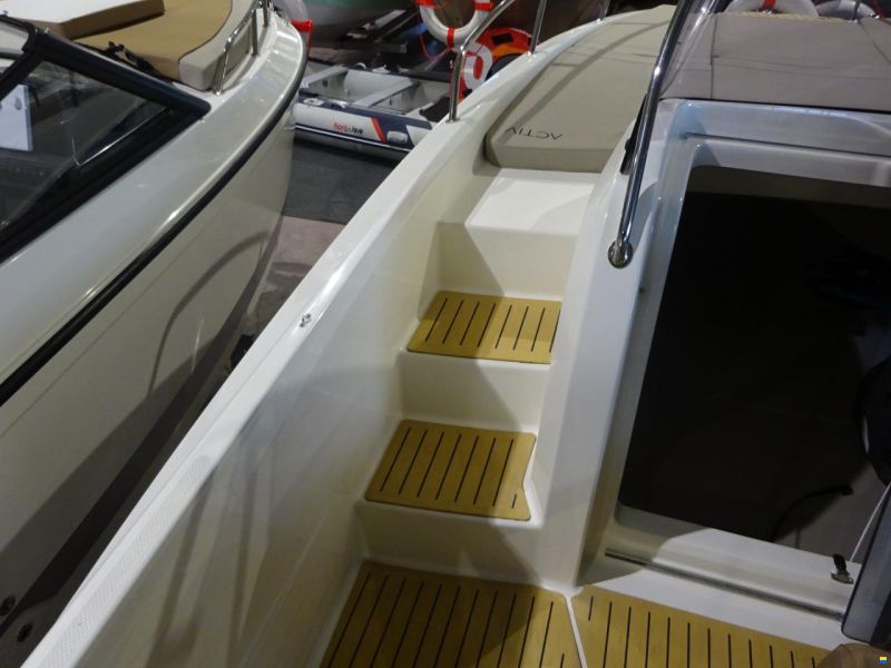 Quicksilver Activ 675 Sundeck