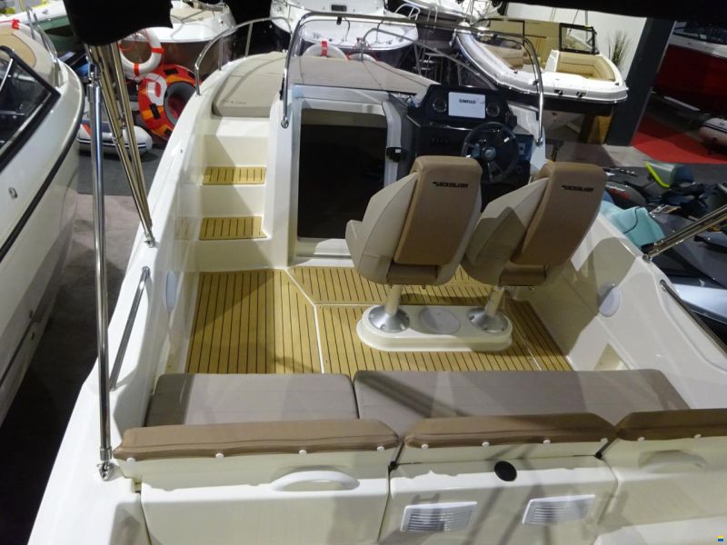 Quicksilver Activ 675 Sundeck