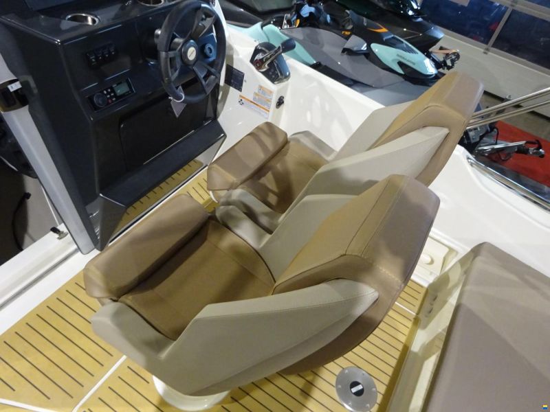 Quicksilver Activ 675 Sundeck