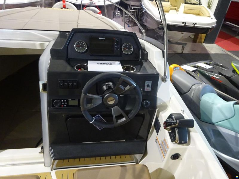 Quicksilver Activ 675 Sundeck