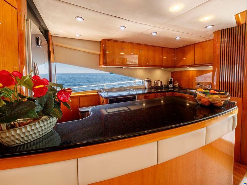 Sunseeker 82 Yacht
