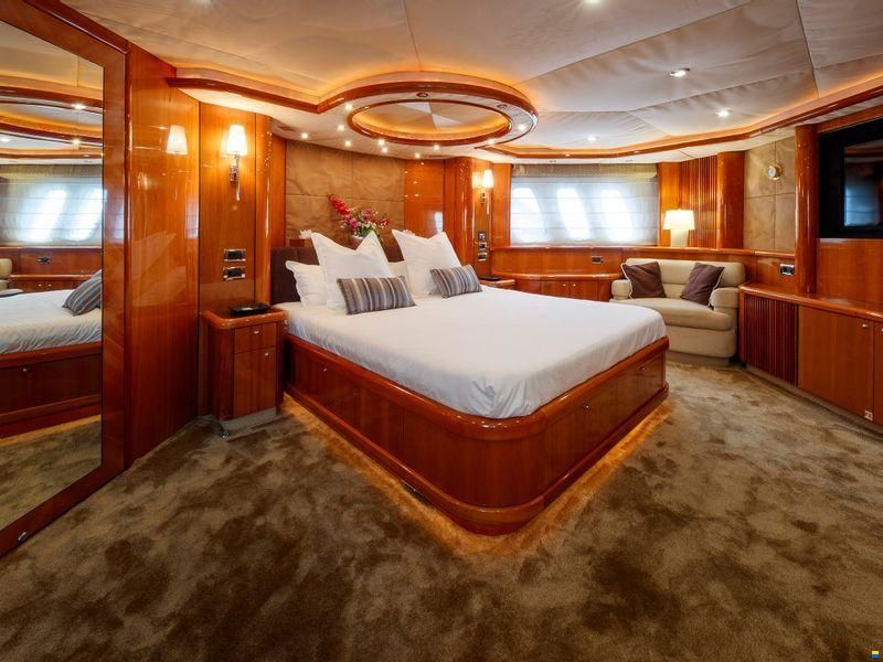 Sunseeker 82 Yacht