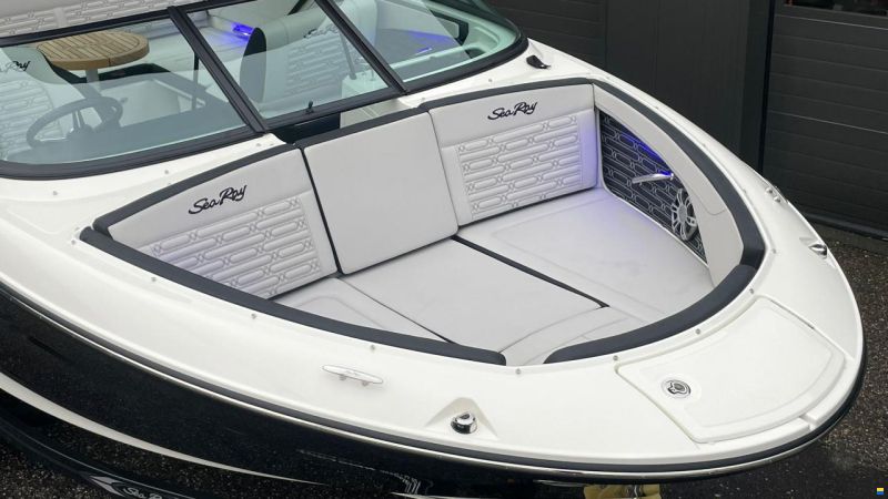 Sea Ray SPX 210 Outboard
