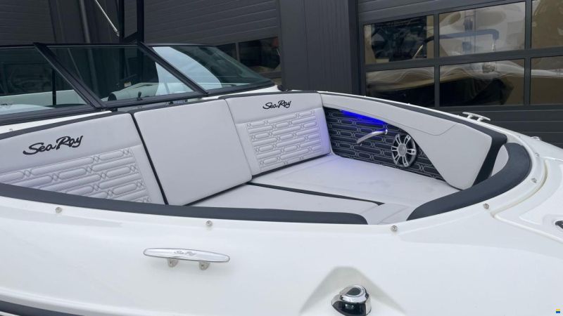 Sea Ray SPX 210 Outboard