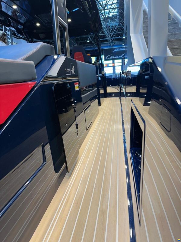 De Antonio D37 Alinghi Red Bull Racing