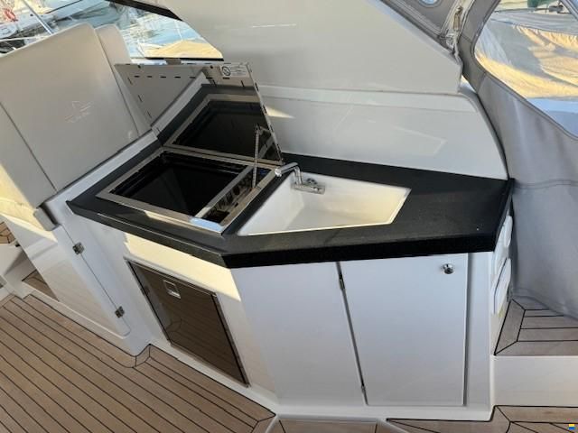Sealine S 335