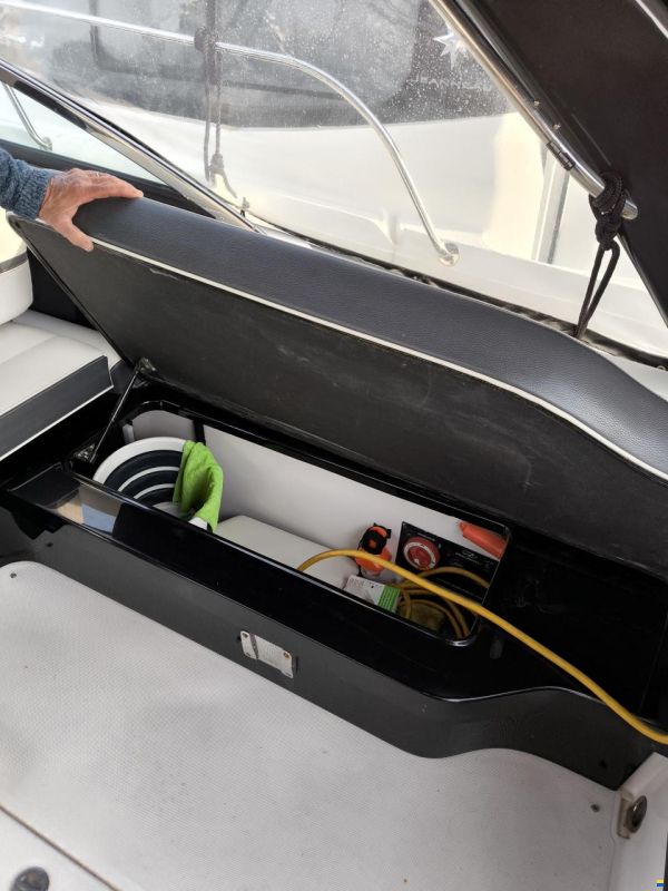 REGAL MARINE 2800 BOWRIDER
