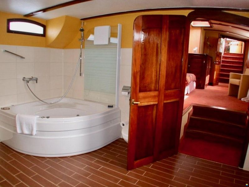 30m charmantes Wohnschiff mit Pool
