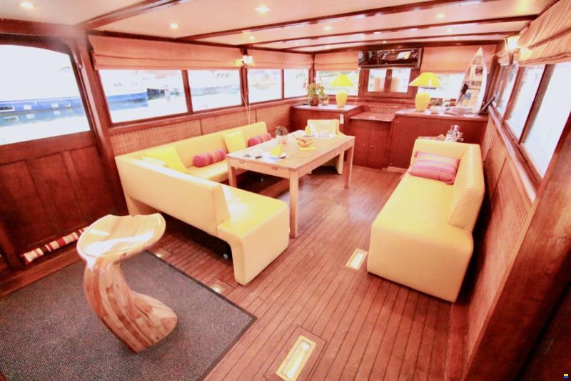 30m charmantes Wohnschiff mit Pool