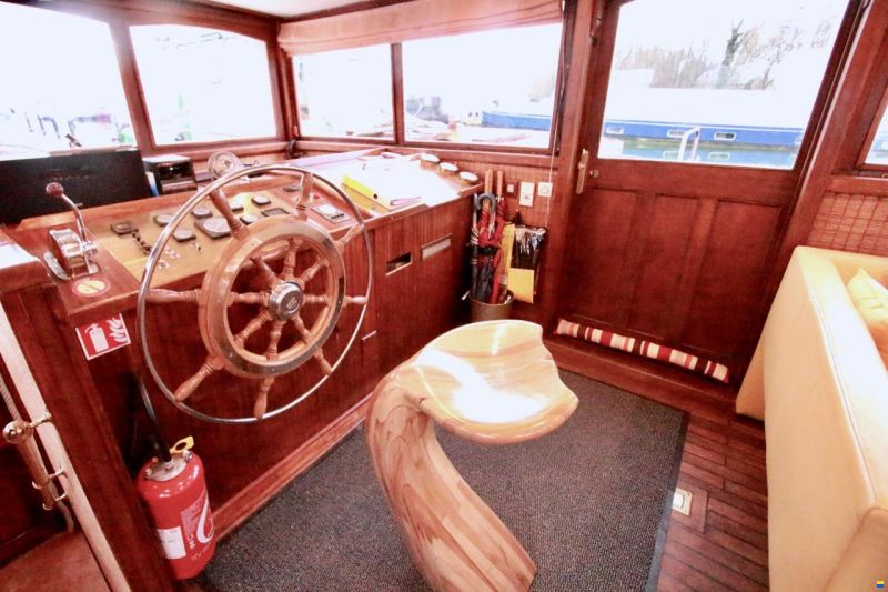30m charmantes Wohnschiff mit Pool