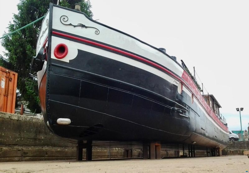 30m charmantes Wohnschiff mit Pool