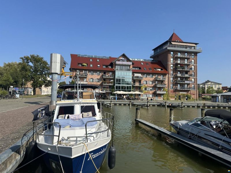 Motoryacht Hausboot Refit Liegeplatz