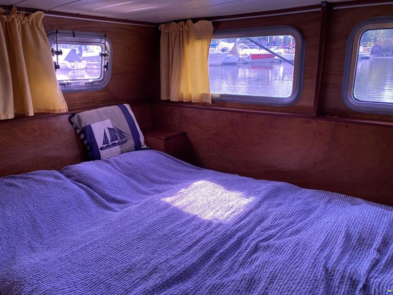 Motoryacht Hausboot Refit Liegeplatz