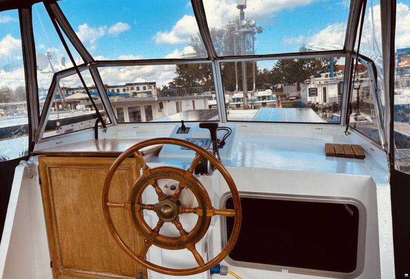 Motoryacht Hausboot Refit Liegeplatz