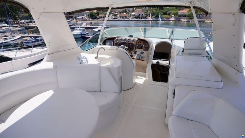 Carver 560 Voyager