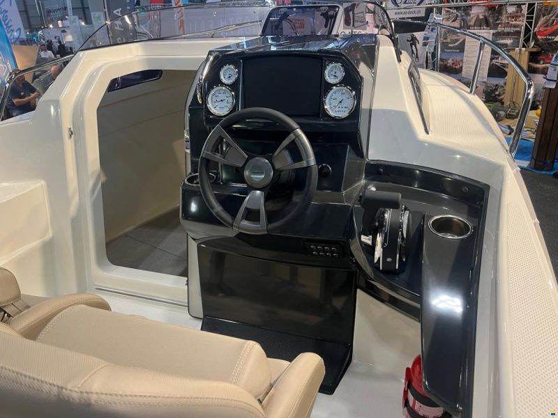 Quicksilver 555 Cabin + Mercury F80