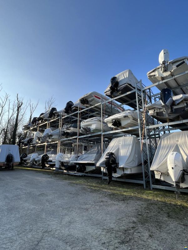 Trockenhafen mit Einwasserung Service