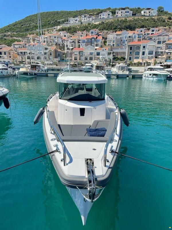 Axopar 28 Cabin