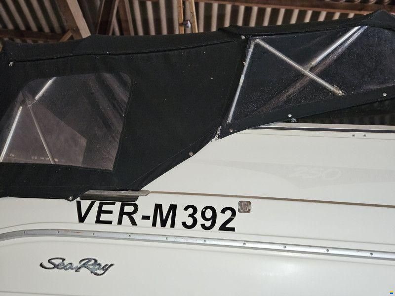Sea Ray 250 Express Cruiser