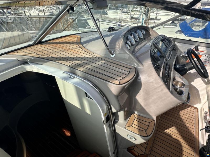 Chaparral 330 Signature