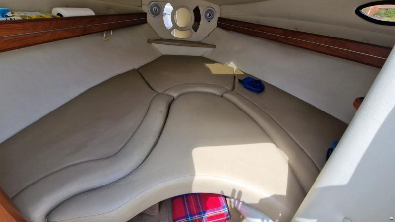 Rinker 246 Captiva Cuddy