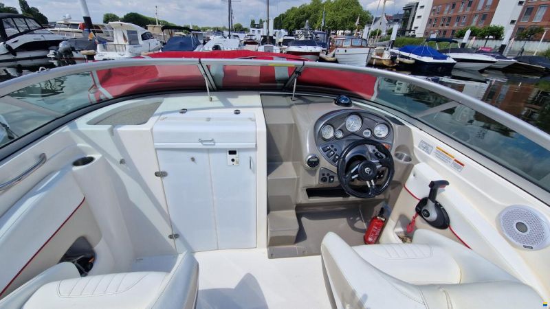 Rinker 246 Captiva Cuddy