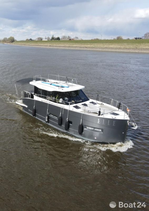 Cobra Futura 36