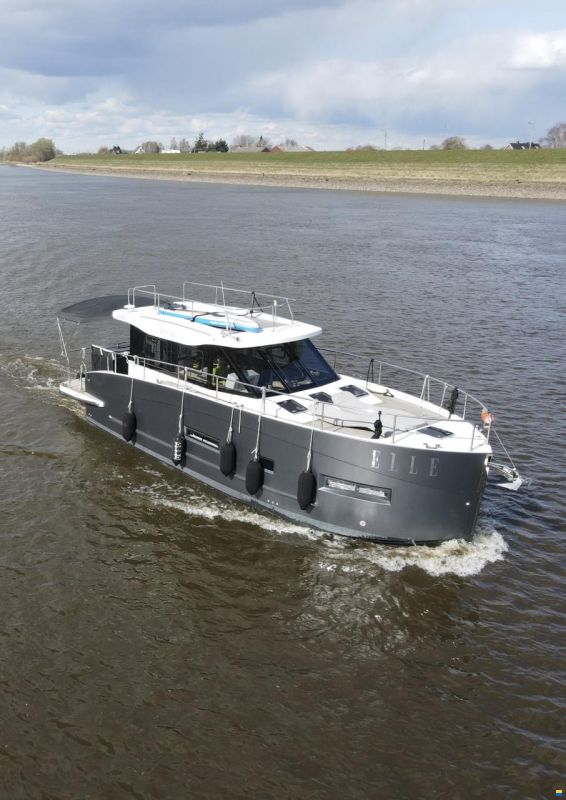 Cobra Futura 36