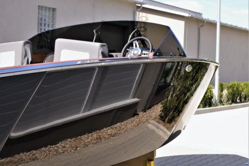 Flying Shark 5.7 Bowrider