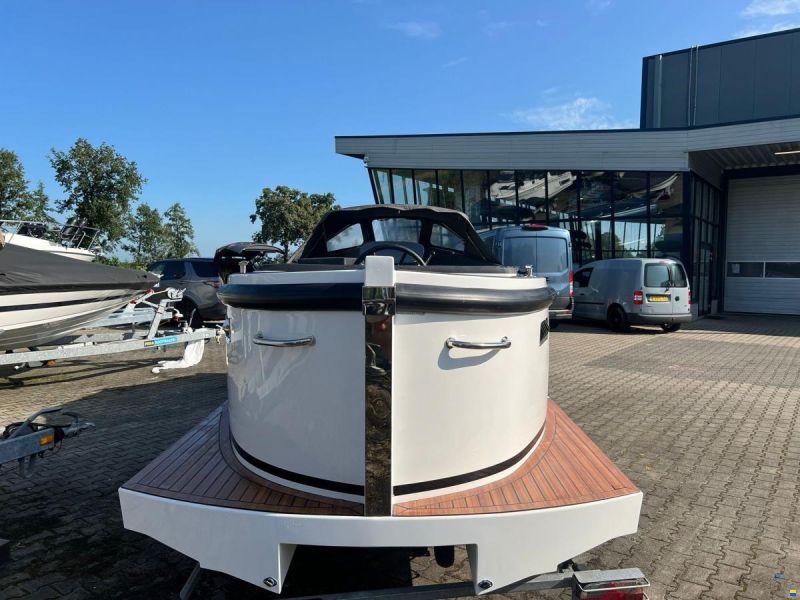Maxima 650 Flying Lounge met boegschroef