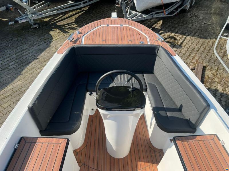 Maxima 650 Flying Lounge met boegschroef