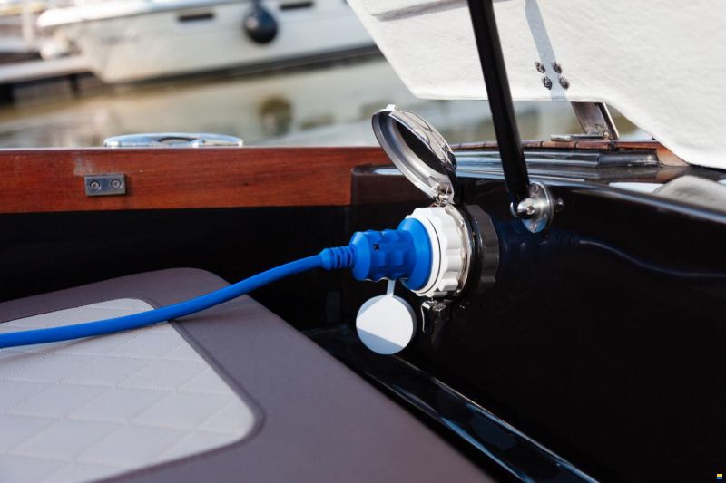 VTS Boats Flying Shark 5.7 Bowrider