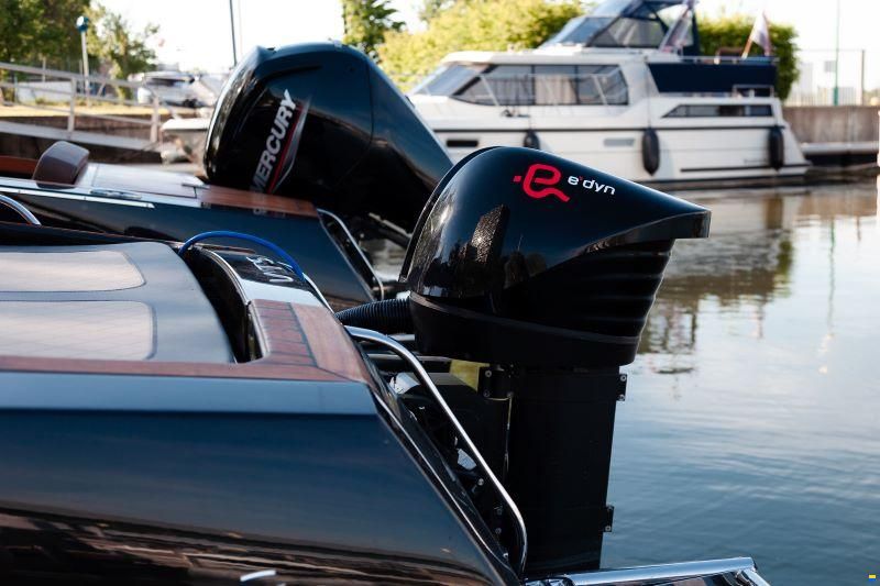 VTS Boats Flying Shark 5.7 Bowrider Capri