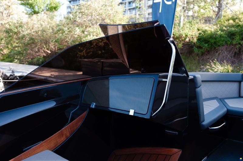 VTS Boats Flying Shark 5.7 Bowrider Capri