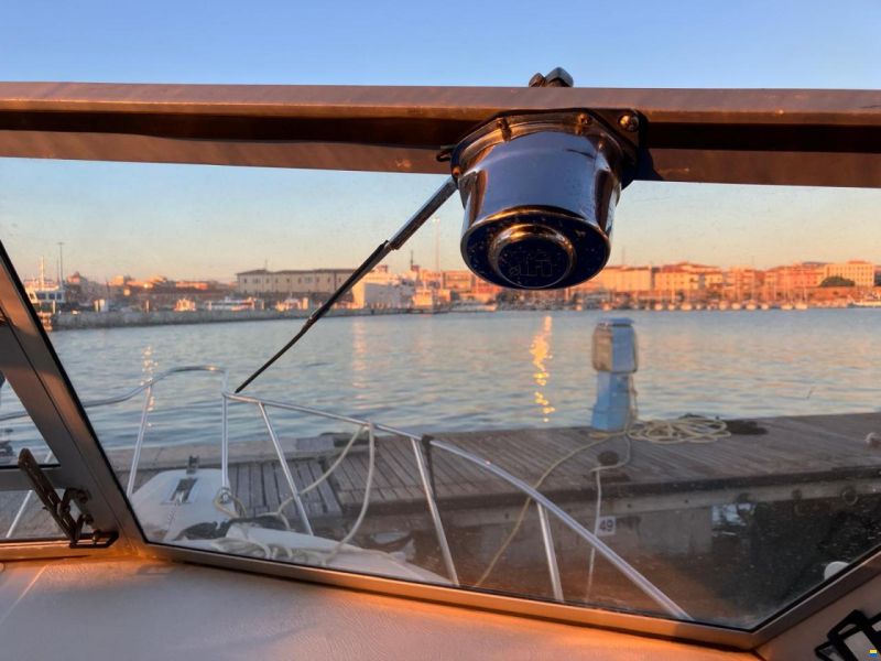 Boston Whaler 27 Full Cabin