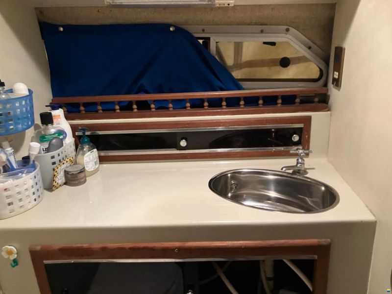 Boston Whaler 27 Full Cabin